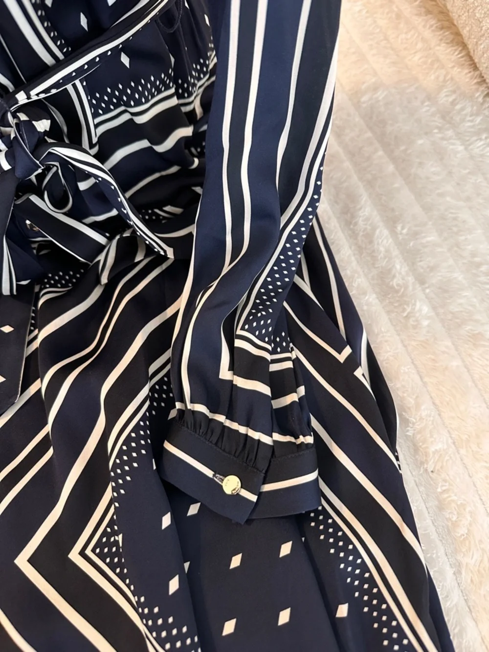 NWT ELIE TAHARI Navy Blue & White Geometric Long-Sleeve Tie-Waist Midi Dress - Picture 4 of 8